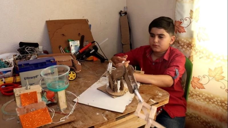 Filistinli Muhammad Al-Hallaq yeni aletlerin yapımından yeteneğini gösterdi
