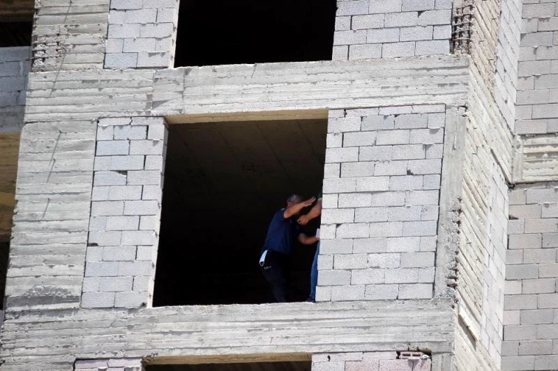 İnşaata çıkan şahsı polis ikna etti
