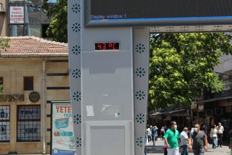 Termometre 43 dereceyi gördü, bunalan vatandaşlar deniz istedi
