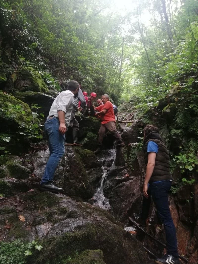 Uçuruma yuvarlanan görevli 3 km taşınarak çıkartıldı
