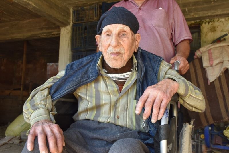 Erdoğan hayranı  103 yaşındaki Mestan Dede, sağlığını alkol ve sigaradan uzak durmaya bağlı olduğunu söyledi
