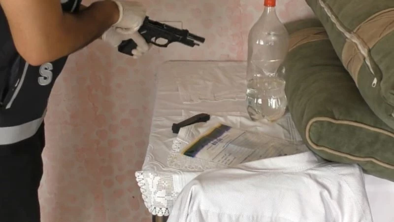 Tavan arasından pompalı tüfek tuğlanın içerisinden uyuşturucu çıktı
