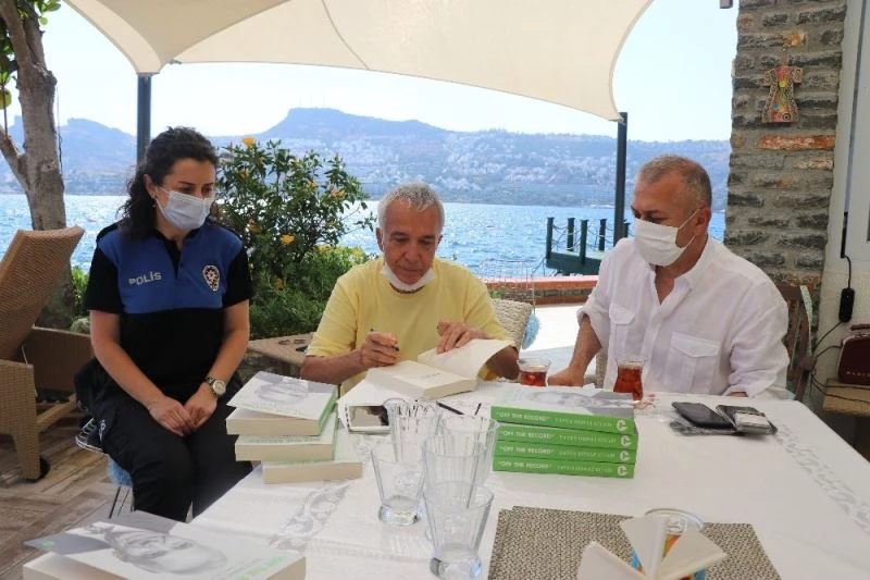 Gazeteci-Yazar Yavuz Donat yüzlerce kitabını emniyete bağışladı
