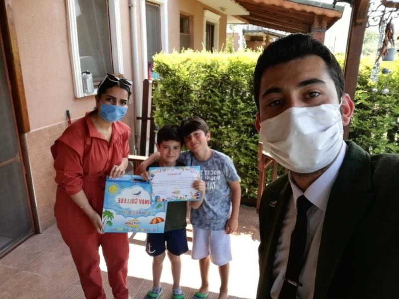 Karşılarında öğretmenlerini görünce çok mutlu oldular
