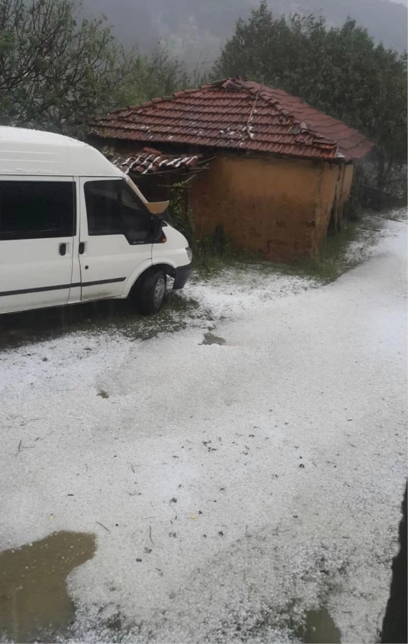 Demirözü’nde fındık büyüklüğünde dolu yağdı
