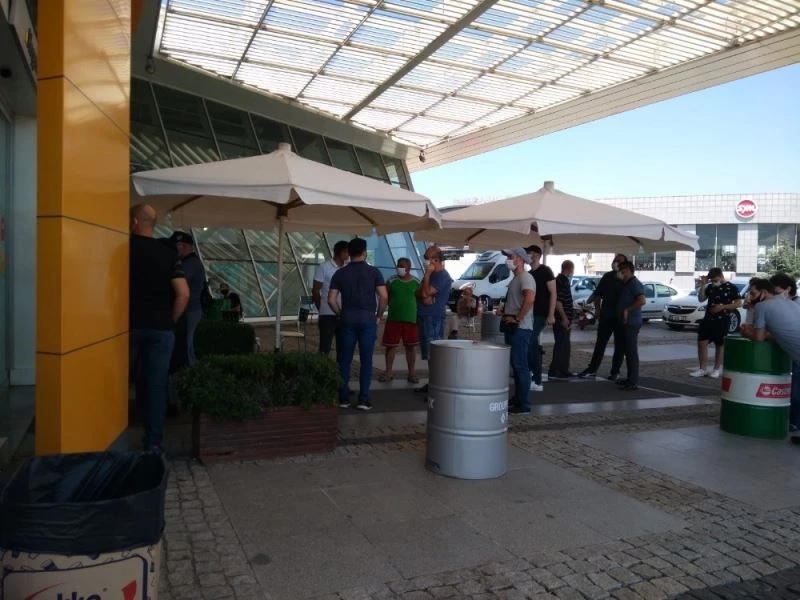 Sıfır otomobil almak için kuyruğa girdiler
