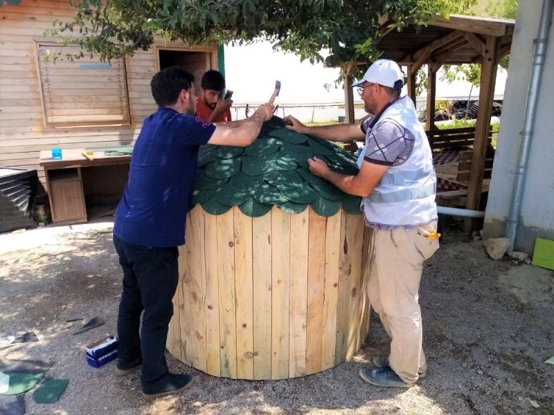 Kablo makaraları sokak köpeklerine yuva oldu
