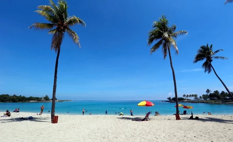 Kübalılar kısıtlamalar gevşetilince plajlara akın etti
