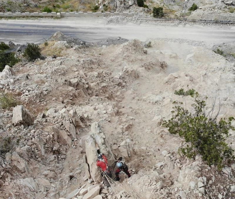 Görenler heyelan zannetti, yamaçtaki dev kayalar temizlendi
