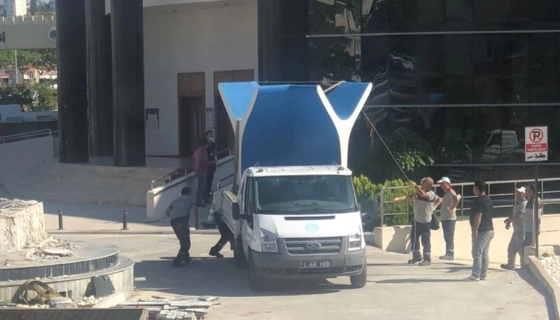 Alt yapı çalışmalarına engel olan ’Kayı Anıtı’ söküldü
