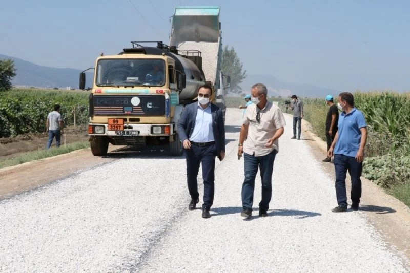 Zaman içinde yıpranan yol yenileniyor
