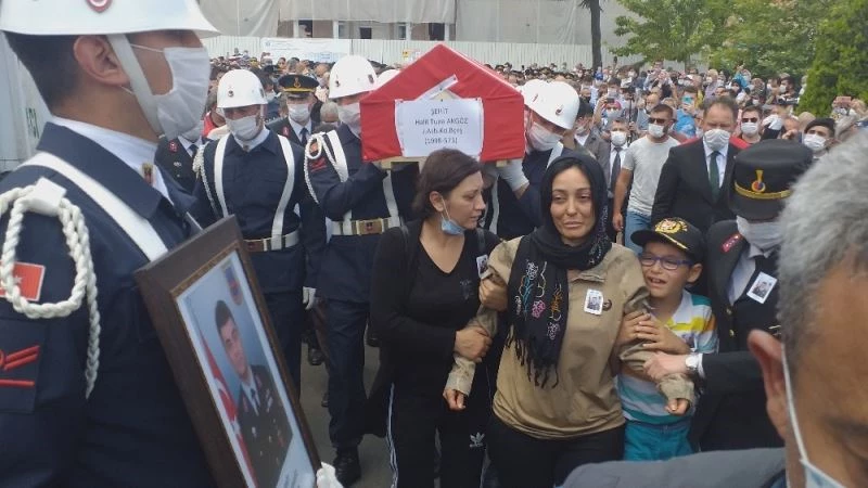 Şehit eşinin üniforması ile törene katıldı
