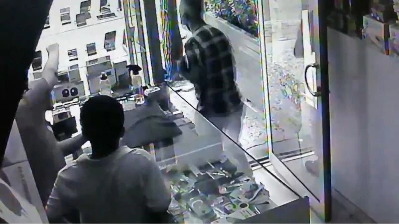 Hırsız telefonları kapıp kaçtı, çalışanlara şaştı kaldı
