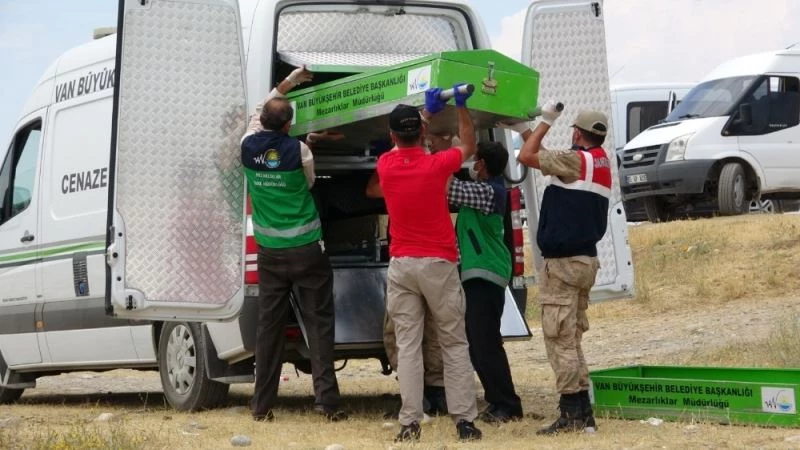 106,5 metre derinlikteki batık tekneden cesetler çıkarılıyor

