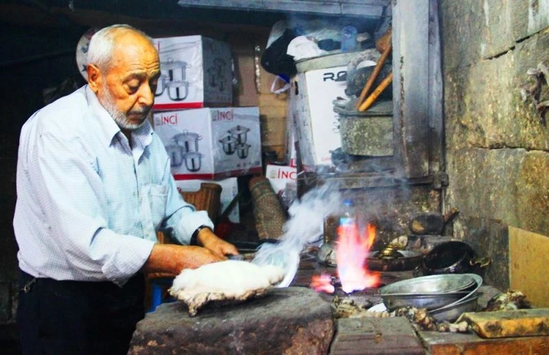 Şanlıurfa’nın son kalay ustası 70 yıldır bakırı sevgiyle parlatıyor
