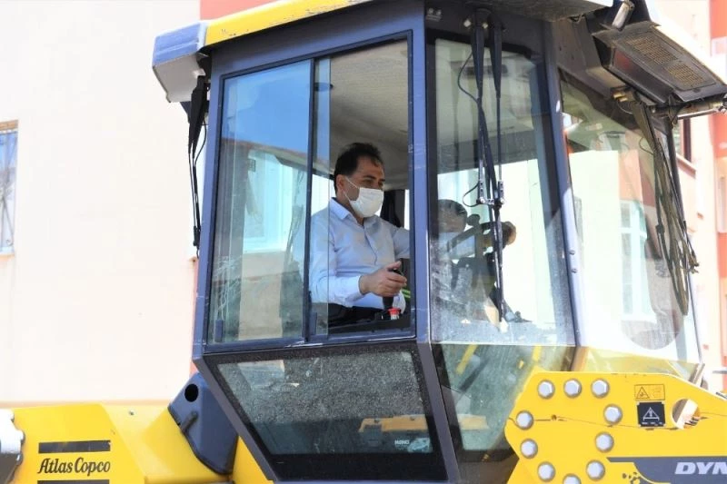 Belediye Başkanı silindirin başına geçti operatörlük yaptı
