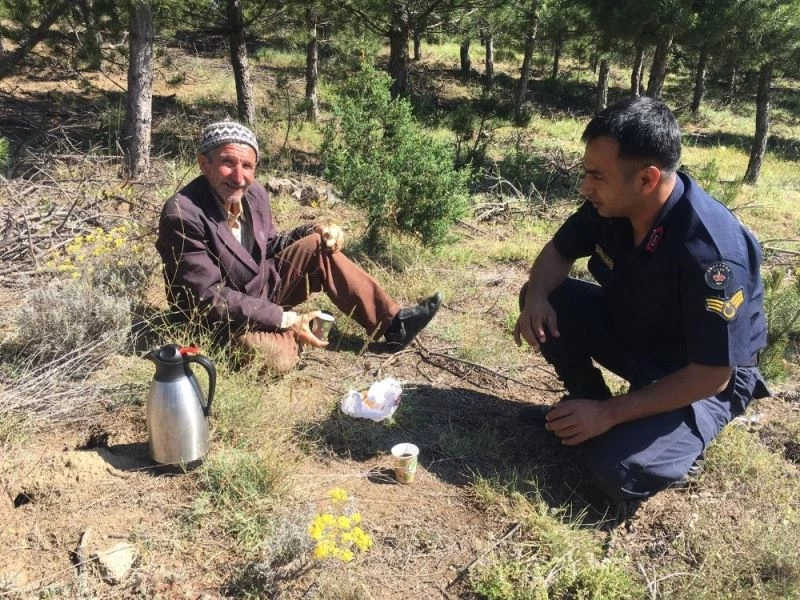 Yolunu kaybeden yaşlı adam kaybolduğu noktadan 10 kilometre uzakta bulundu
