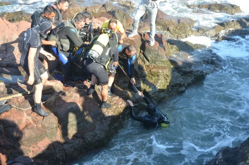 Karadeniz’in dev dalgaları iki kişiye mezar oldu
