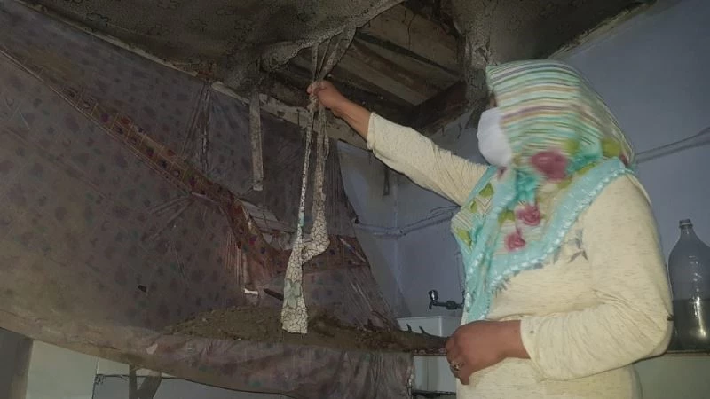 Hakkari’de toprak damlı evin damı çöktü
