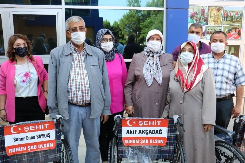 Tekerlekli sandalyeler şehit isimleriyle hediye edildi
