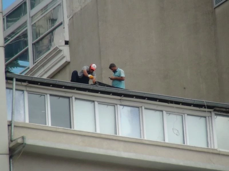 (ÖZEL) Taksim’de rüzgar nedeniyle mala yola düştü, vatandaşlar panik yaşadı
