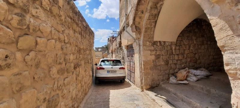 Dar sokaklardan geçen araçlar vatandaşların tepkisini çekiyor
