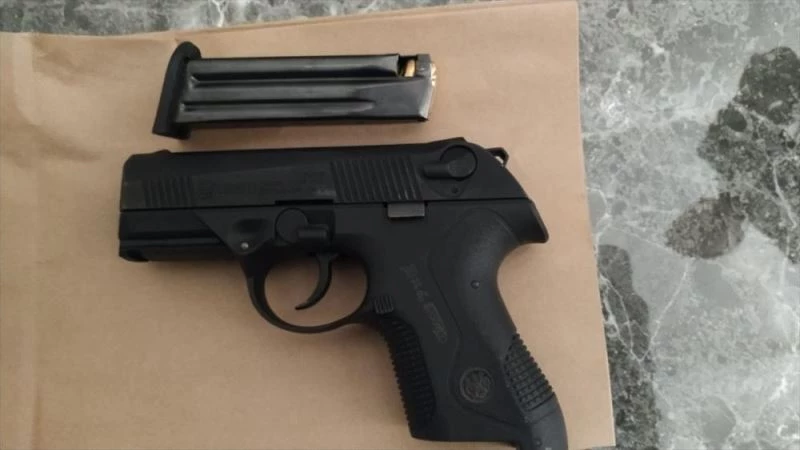 Oturduğu siteden tabancayla havaya ateş eden 