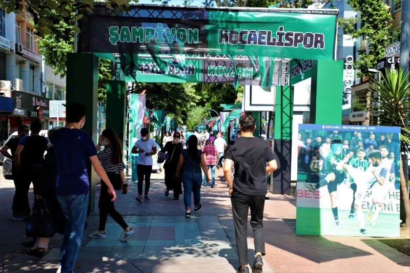 Kocaeli yeşil siyaha büründü
