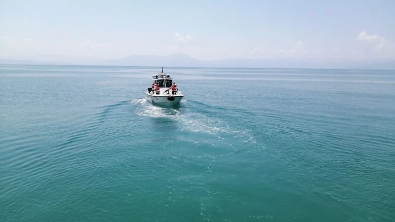 Van Gölü’nde batan teknedeki cenazelerin çıkarılmasına ara verildi
