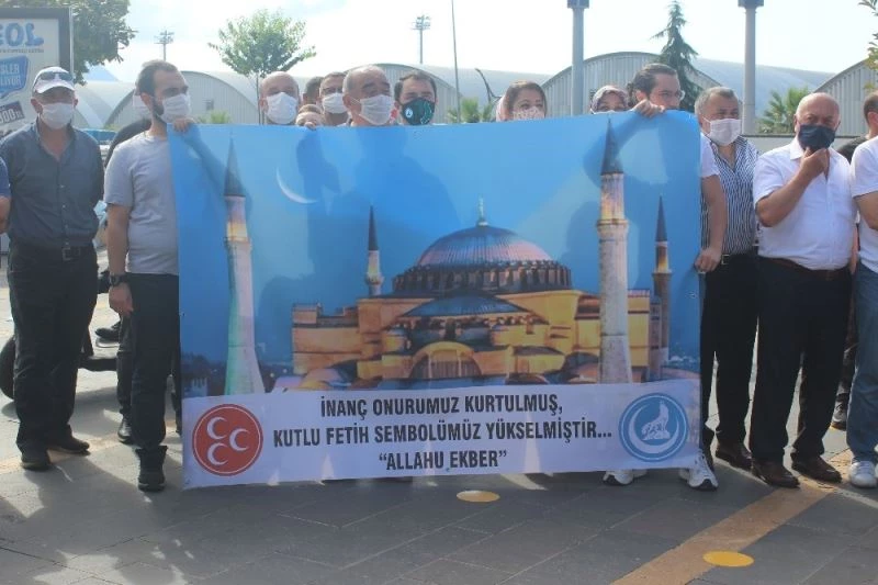 Ayasofya’nın tekrar ibadete açılmasının ardından Giresun’da vatandaşlara lokma dağıtıldı
