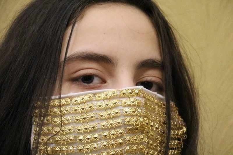 Gelinlere altın işlemeli maske
