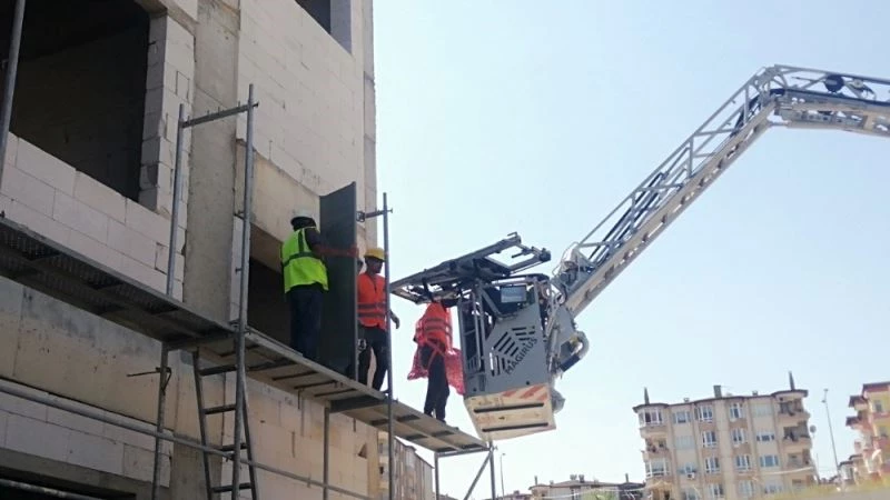 Beli tutulan işçi inşaat iskelesinde mahsur kaldı
