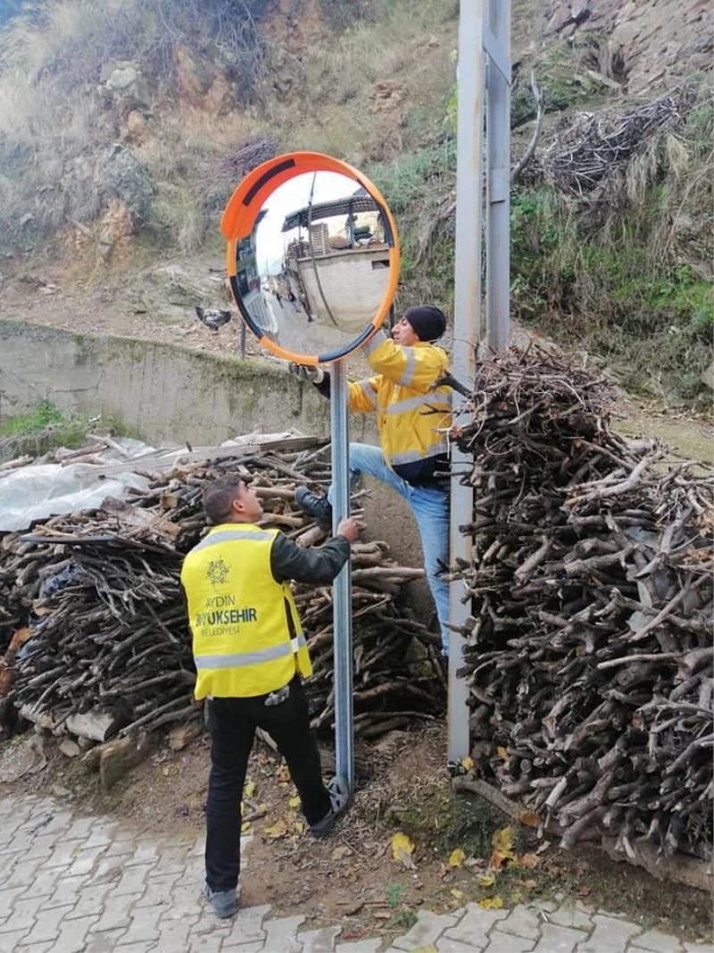Trafikteki kör noktalara güvenlik aynası yerleştirildi
