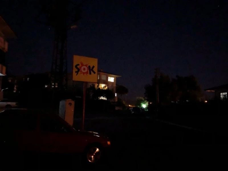 Sokak lambaları 4 gündür yanmıyor
