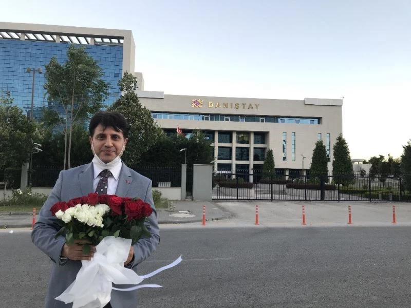 Osmanlı Ocakları Genel Başkanı Canpolat, Ayasofya kararı dolayısıyla Danıştay’a güller bıraktı
