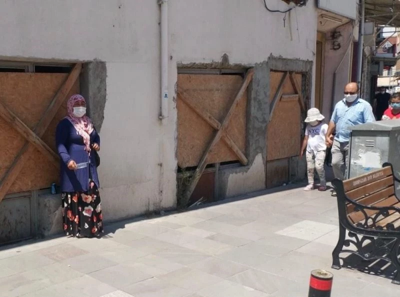 Sokaklarda maskeli dilenciler
