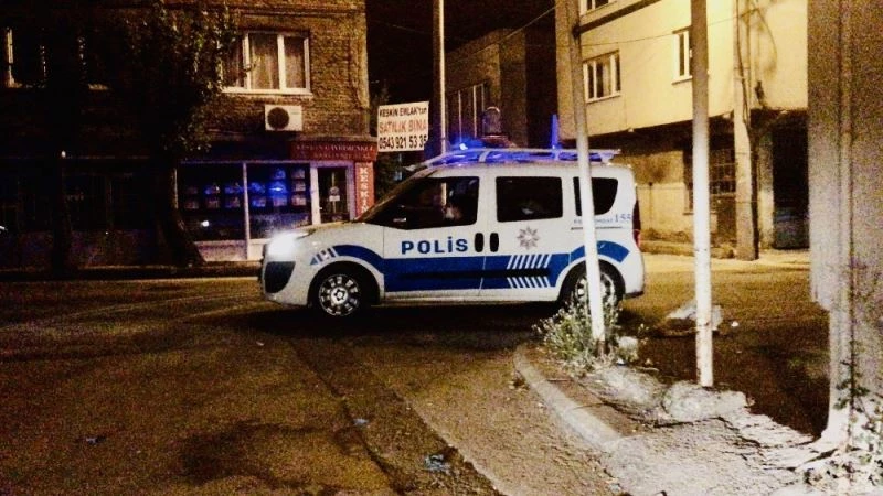 Hırsızlık yaparken yakalandı, ’virüs var’ diyerek polisleri uzaklaştırmaya çalıştı
