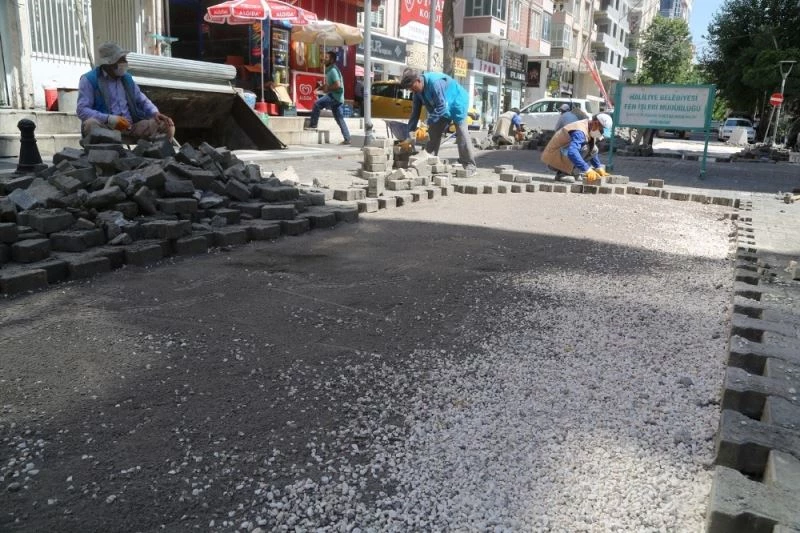 Merkez ve kırsalda parke döşemesi sürüyor
