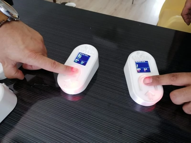Kandaki oksijen ve nabzı ölçen oksimetre üretti
