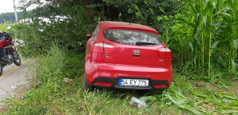 Tıra çarpmamak için direksiyonunu kırdı, tarlada çalışan adama çarptı
