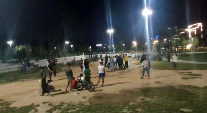 Sosyal mesafeyi hiçe sayıp voleybol oynadılar
