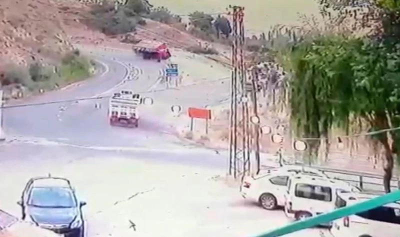 Elazığ’da kamyonun devrilme anı kameralara yansıdı
