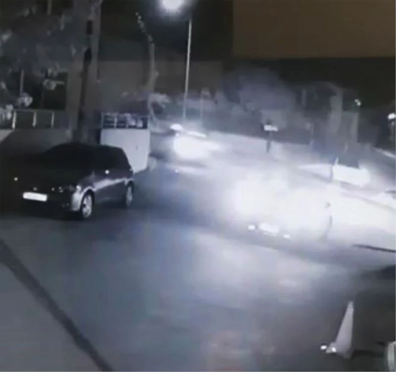 Spor otomobilin süratle motosiklete çarptığı feci kaza kamerada
