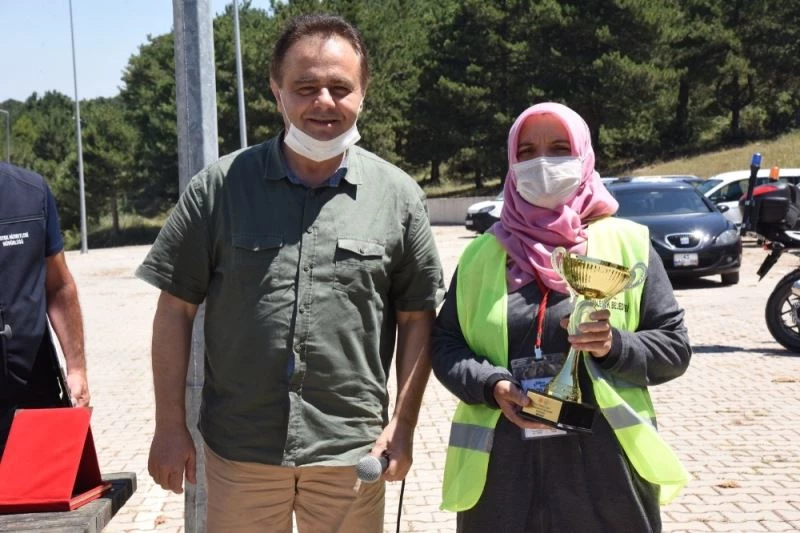 Kadın yarışmacı erkeklere taş çıkararak, en büyük balığı yakaladı
