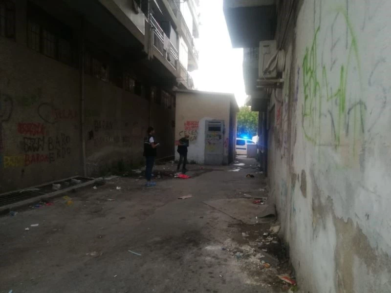 İzmir’de bıçaklandığı ileri sürülen kadın hastanede öldü
