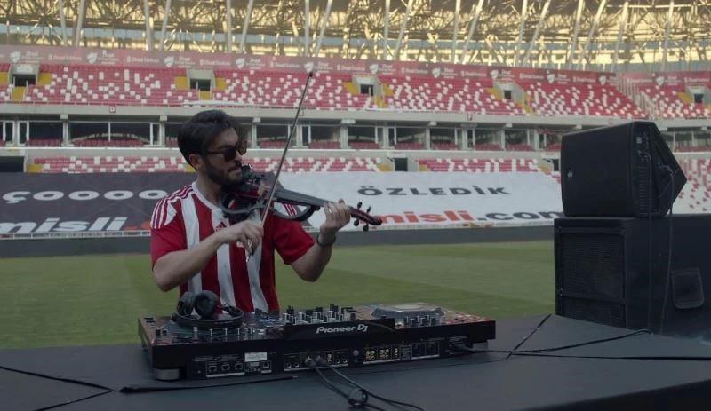 Sivas’ta karton taraftarlara konser
