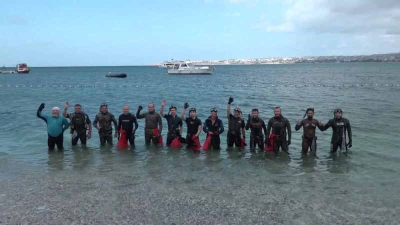 Büyükçekmece’de 25 balık adamla deniz temizliği
