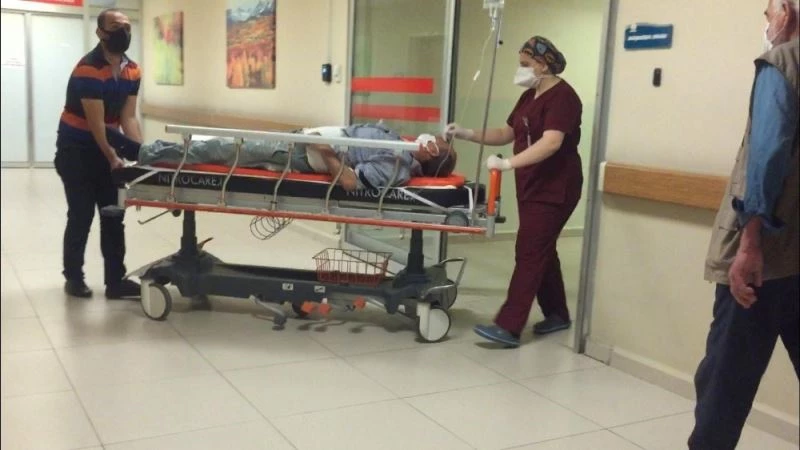 Mantolama yaparken iskeleden düşen işçi ağır yaralandı
