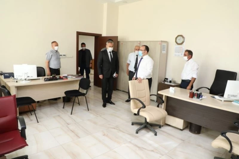 Vali Yırık denetimde, vatandaşın işinin hızlı ilerlemesi için talimat verdi
