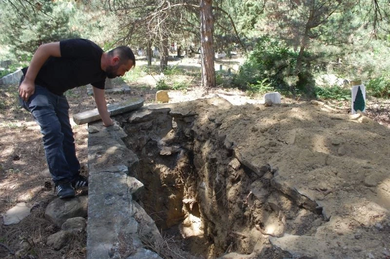 72 yıllık mezarda define aradılar
